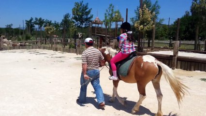 Kızım'ın ilk defa ata binme videosu