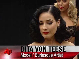 Le wonderbra géant de Dita Von Teese