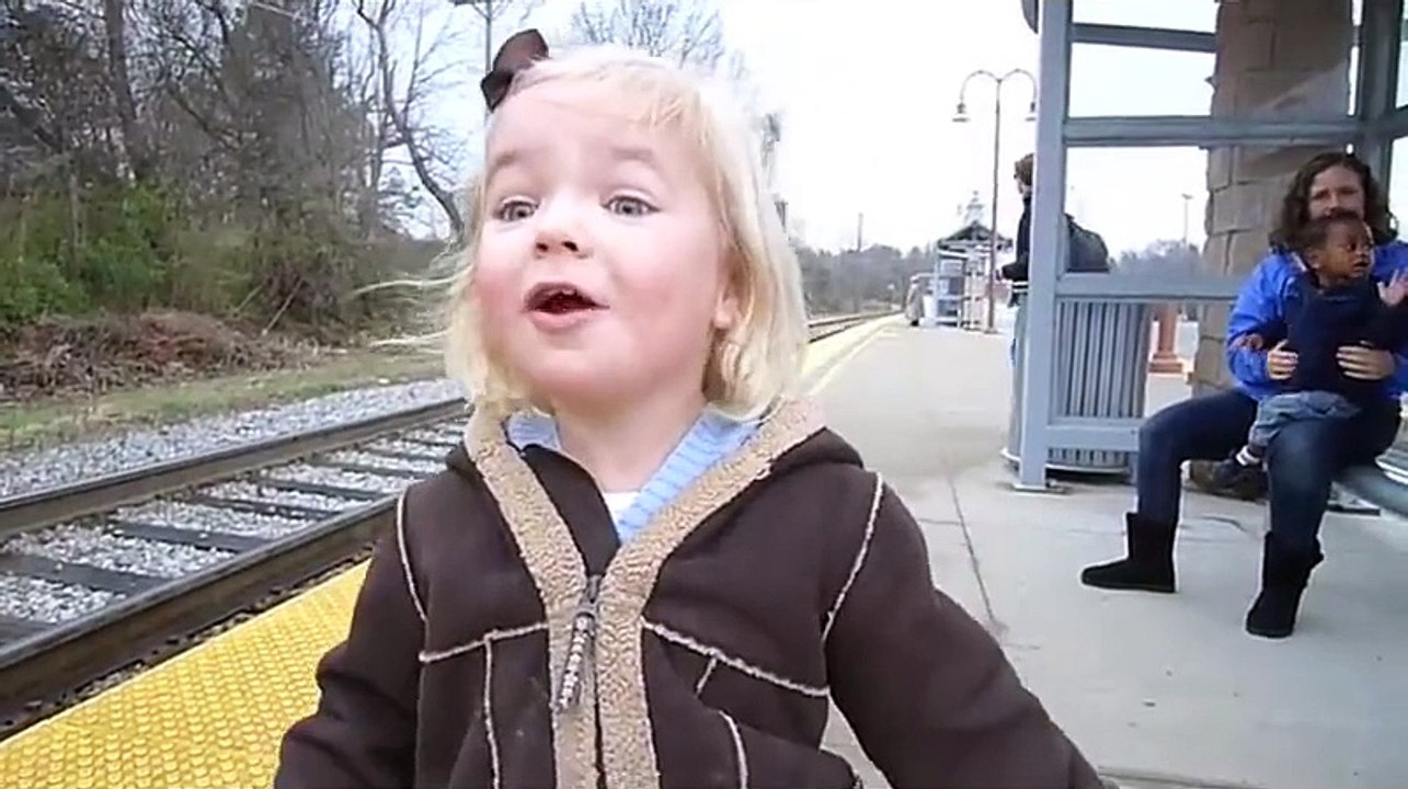 littel girl reaction when she saw train