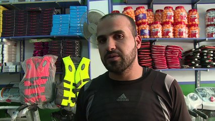 عراقيون يتزودون بسترات النجاة قبل رحلة الهجرة الى اوروبا