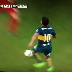 VIDEO. Carlos Tevez frappe en lucarne et détruit la jambe d'un adversaire