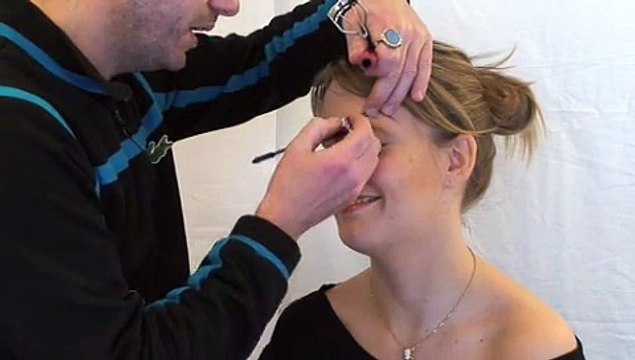 Comment utiliser un recourbe cils?