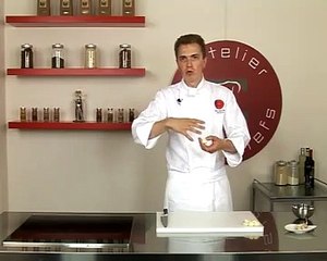 Bien éplucher et écraser l'ail