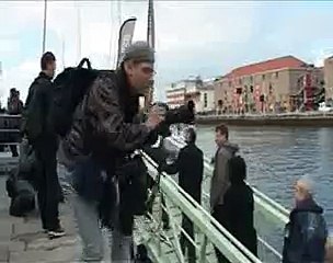Rama Yade se fait caliner par la vache qui rit !