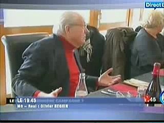 Le Pen perd son pantalon devant les caméras !