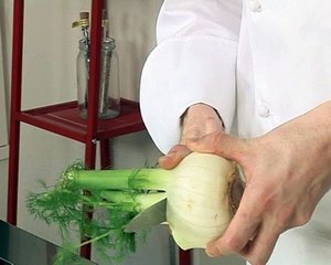 Petits violets poêlés à cru, pétales de tomates