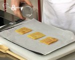 Carrés feuilletés à la ganache au chocolat, caramel aux baies roses