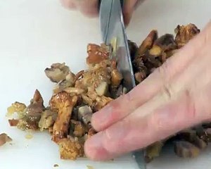 Tourtière de foie gras, champignons et châtaignes, mesclun de salade