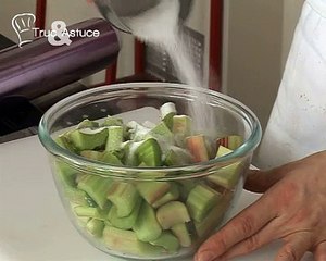 Compote de rhubarbe, cannelle et crème fraîche