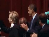 Hillary Clinton snobe son mari et préfère faire la bise à Barack Obama