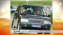 La reine Elisabeth II porte un sweat à capuche et conduit une Range Rover !