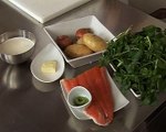 Crème de cresson, saumon mariné à l'huile de wasabi