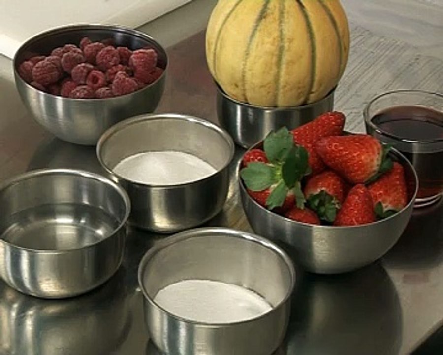 Fraises au jus de porto, billes de melon, sorbet minute aux framboises