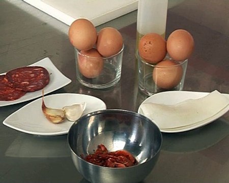 Calamars à l'espagnole dans un oeuf cocotte