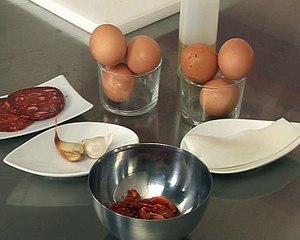 Calamars à l'espagnole dans un oeuf cocotte