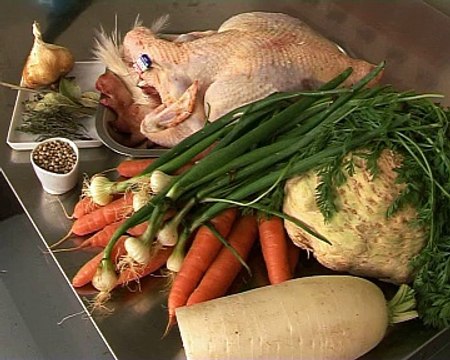 Poularde pochée, jeunes légumes