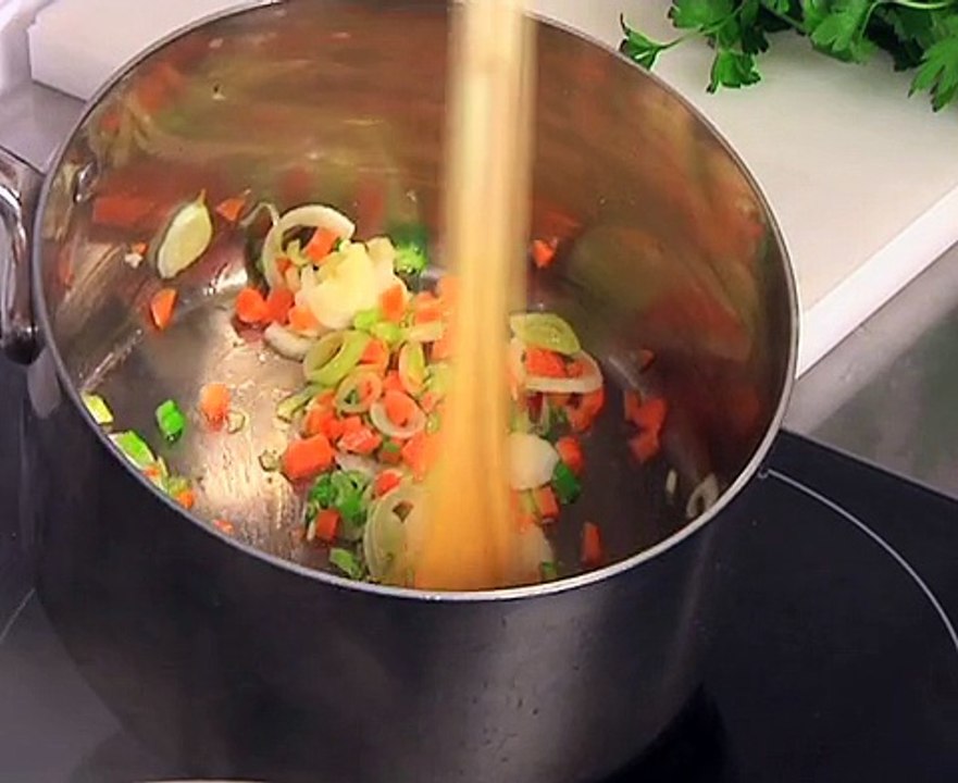 Petit bouillon vert en smoothie et julienne de légumes croquants, tuile au parmesan