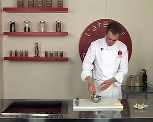 Ecraser et hacher de l'ail