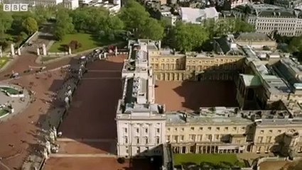 La reine Elizabeth II saute en parachute avec James Bond
