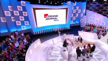 Johnny Hallyday, troublé par la Miss météo, oublie les paroles de sa chanson !