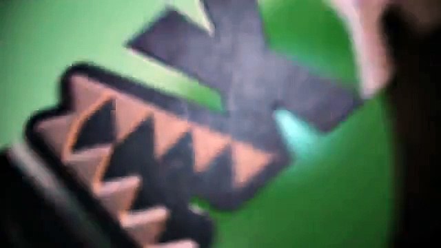 Un grand requin blanc attaque un bateau pneumatique