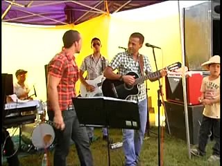 Cette vache n'aime pas la musique de ce groupe et le fait savoir