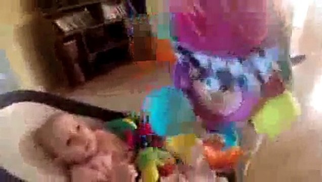 Ce chien ne sait pas quoi faire pour se faire pardonner par ce bébé !