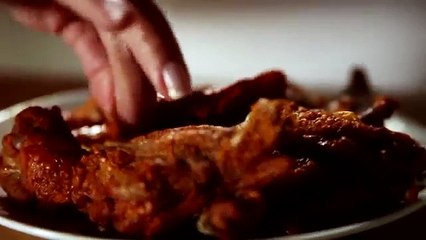 Comment manger des ailes de poulet proprement ?