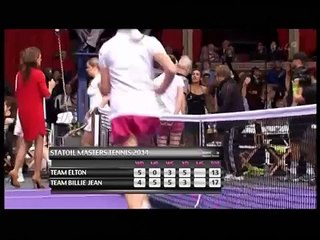 Elton John tombe de sa chaise lors d'un match de tennis