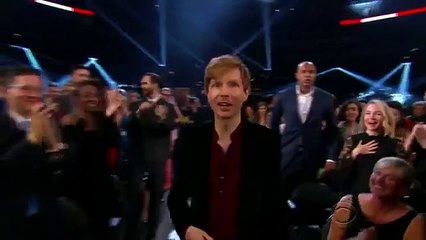 Kanye West s'invite sur la scène des Grammy Awards pour contester le prix de l'album de l'année de Beck
