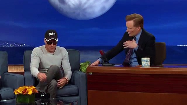 Jean-Claude Van Damme rejoue la scène de danse de Kickboxer