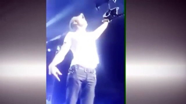 Enrique Iglesias blessé à la main par un drone en plein concert