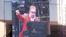 Elton John insulte une vigile et la compare à Hitler en plein concert
