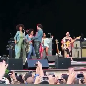 Le pantalon de Lenny Kravitz craque en plein concert dévoilant ses parties intimes !