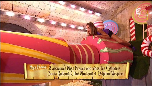 Valérie Bègue très sensuelle dans l'épreuve des cylindres du Fort Boyard