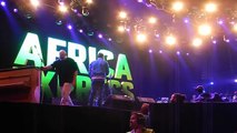 Le chanteur de Blur, Damon Albarn, viré de scène par la sécurité au milieu d'un concert interminable