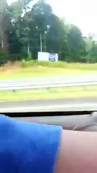Ce type roule à 130km/h avec un char insolite sur l'autoroute !