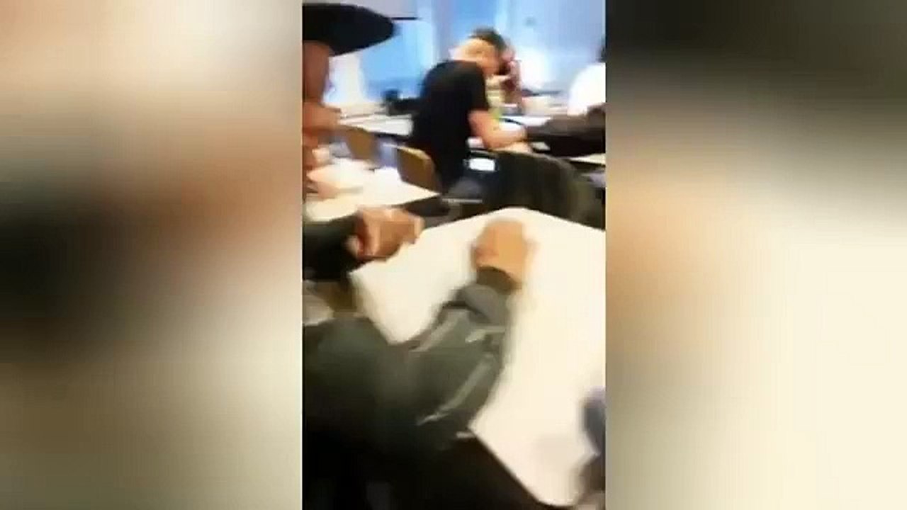 Cet élève a la peur de sa vie quand son prof le réveille à coup d'extincteur !