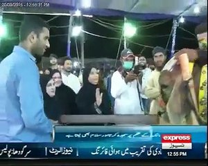مویشی منڈی میں قربانی کا نرالہ جانور جو سجدہ اور سلام جب کہ اللہ تعالیٰ کو پکارنے پر آسمان کی طرف اشارہ بھی کرتا ہے