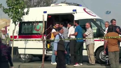 Скачать видео: Otomobil yayaların arasına daldı: 3 ölü, 2 yaralı