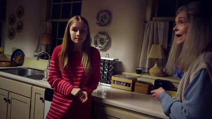 Becca nettoie le four - Extrait Becca nettoie le four (Français)