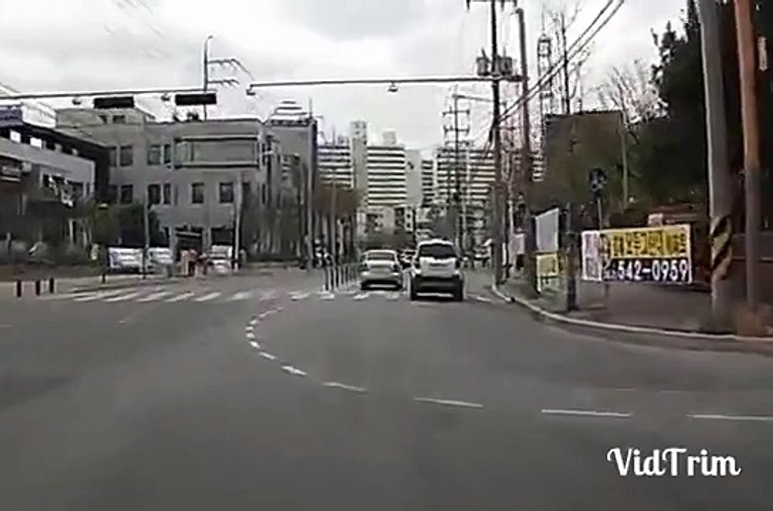 우회전을 못해서 머뭇거리는 김여사님