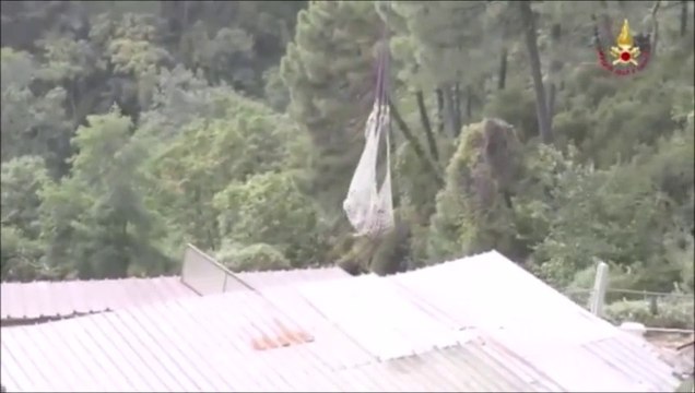 Massa - vitello precipita nel dirupo, salvato dai Vigili del Fuoco