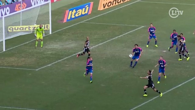 Nenê quase faz golaço de placa no Maracanã