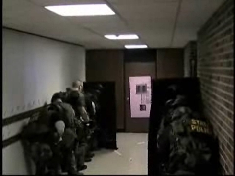 Regis au SWAT - Explosion