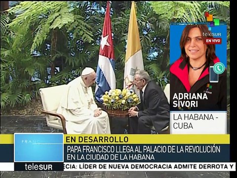 Raúl Castro recibe a Papa Francisco en el Palacio de la Revolución