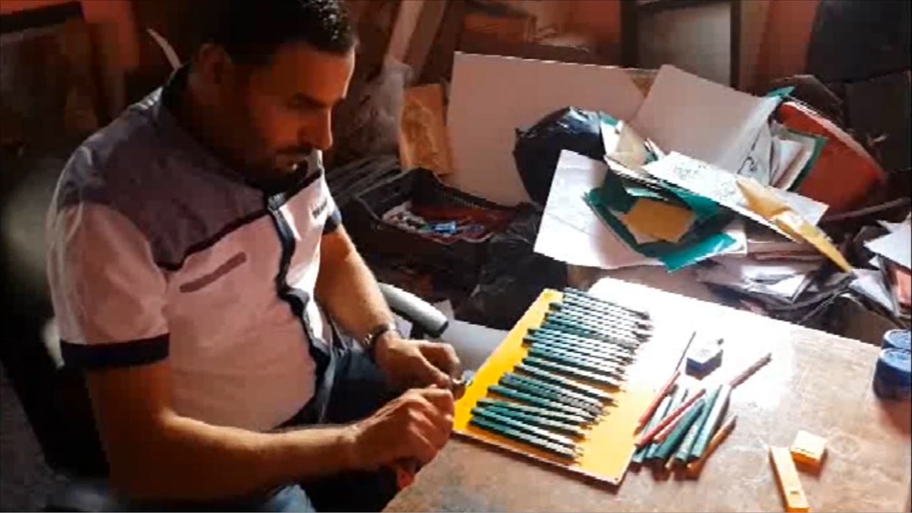 النحت على رؤوس أقلام الرصاص.. فن وهواية نادرة