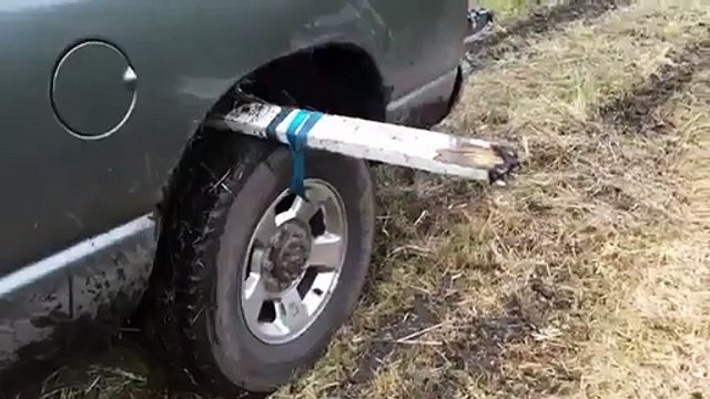 Çamura Saplanan Araba Nasıl Çıkarılır