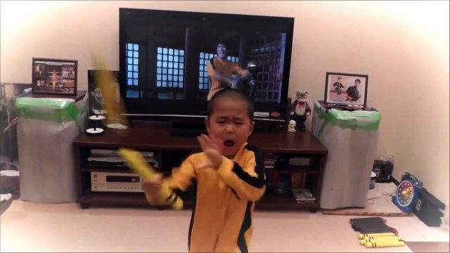 Этому мальчику всего 5 лет, а что он творит! Здорово!