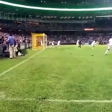 Andrea Pirlo tente un corner rentrant qui touche la barre - New York City vs San Jose Earthquakes